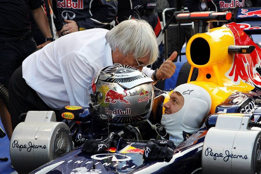 Bernie-Ecclestone-Sebastian-Vettel-Formel-1-GP-Abu-Dhabi-04-November-2012-19-fotoshowImageNew-75917c1c-642021.jpg