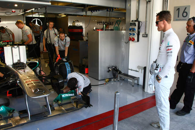 Michael-Schumacher-GP-Abu-Dhabi-Freies-Training-11-November-2011-fotoshowImage-c5236535-551879.jpg