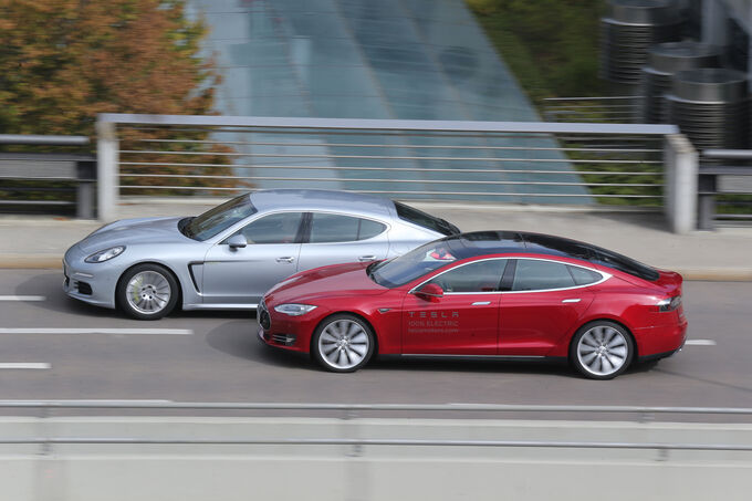 Porsche-Panamera-S-E-Hybrid-Tesla-Model-S-Seitenansicht-fotoshowImage-383e6866-735961.jpg