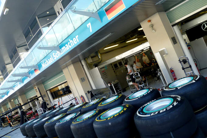 Schumacher-Box-GP-Abu-Dhabi-10-November-2011-fotoshowImage-c76369b2-551469.jpg