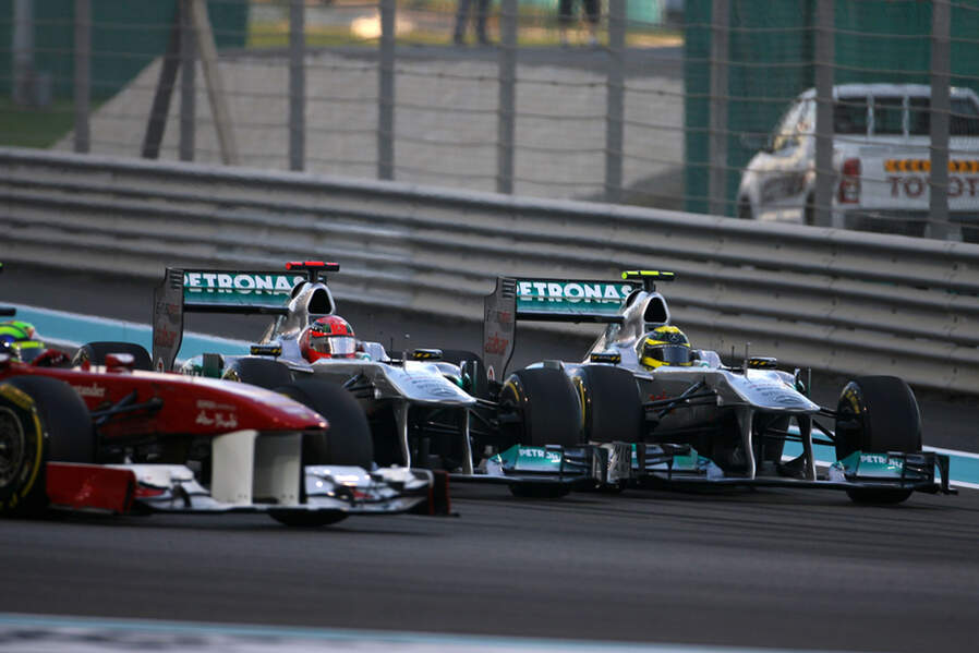 Schumacher-vs-Rosberg-GP-Abu-Dhabi-2011-19-fotoshowImageNew-377f869e-552092.jpg