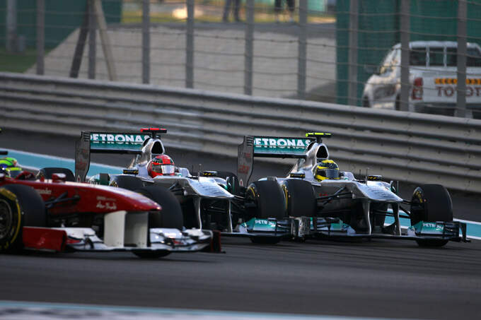 Schumacher-vs-Rosberg-GP-Abu-Dhabi-2011-fotoshowImage-c35cd66d-552092.jpg